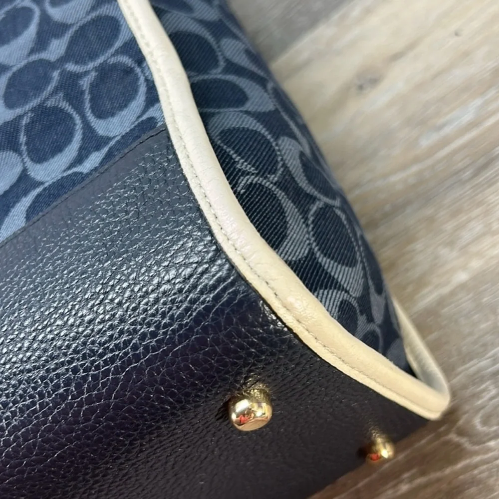 COACH C2823 TALL DEMPSEY CARRYALL SIGNATURE C WITH COACH PATCH & WRISTLET! - Picture 13 of 16